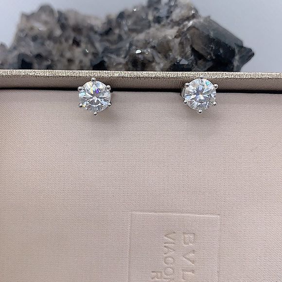 6 prong 2 ct Diamond stud earrings! - Picture 10 of 13